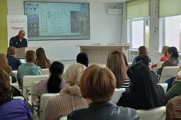 Полицейские Майского района провели серию профилактических встреч с педагогами образовательных учреждений