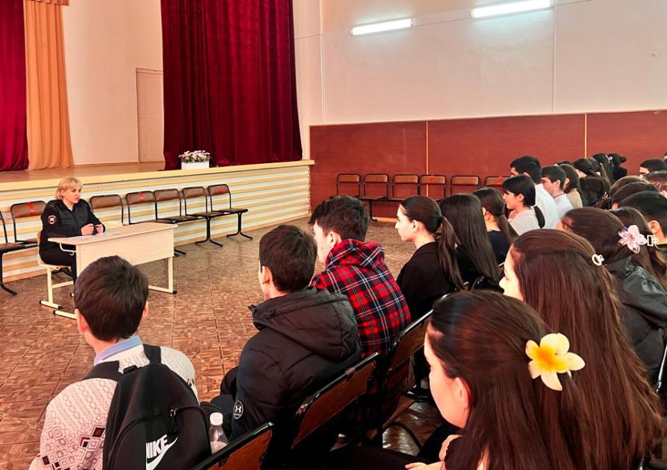 Сотрудники Госавтоинспекции вместе с инспекторами по делам несовершеннолетних МО МВД России «Прохладненский» провели профилактические встречи с учениками двух общеобразовательных школ района