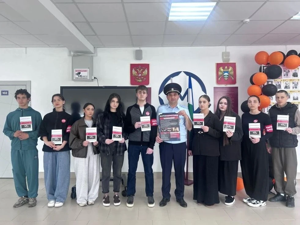 Полицейские и общественность Эльбрусского района провели акцию «Нет - наркотикам!» Полицейские и общественность Эльбрусского района провели акцию «Нет - наркотикам!»