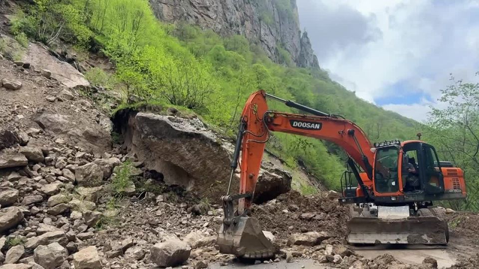 В Чегемском районе после сильных дождей произошло обрушение горной породы выше Чегемских водопадов
