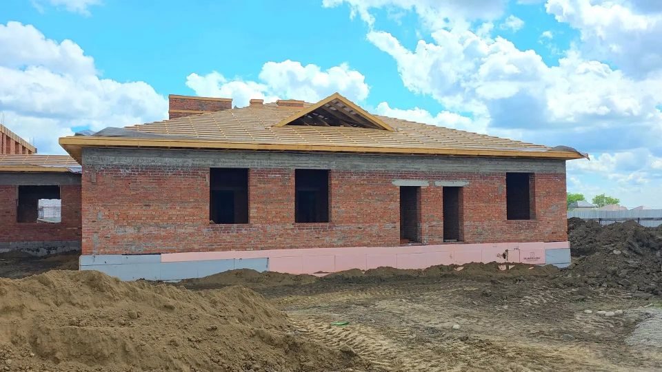 Важный социальный объект. В рамках государственной программы «Комплексное развитие сельских территорий» в Баксаненке продолжается строительство современного дошкольного учреждения, сообщает пресс-служба Баксанского района