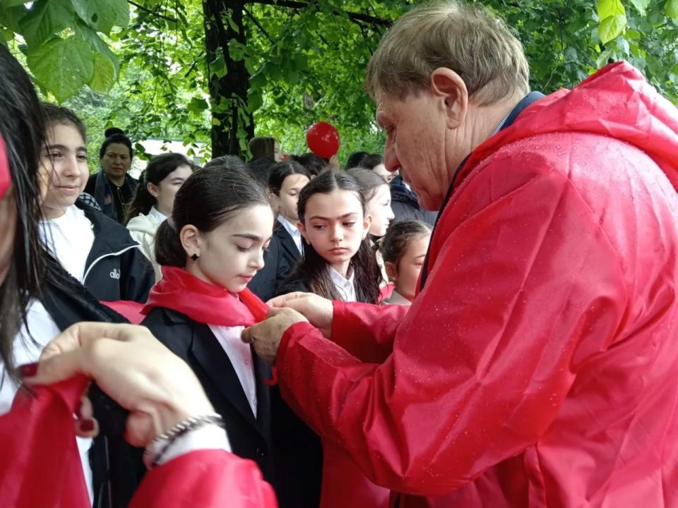 Всегда готов!. Сегодня, в 104-ю годовщину создания Всесоюзной пионерской организации им. В. И. Ленина, ее ряды пополнили более шестидесяти школьников Нальчика, сообщает корреспондент РИА «Кабардино-Балкария»
