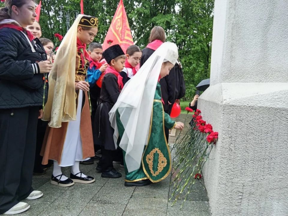 Всегда готов!. Сегодня, в 104-ю годовщину создания Всесоюзной пионерской организации им. В. И. Ленина, ее ряды пополнили более шестидесяти школьников Нальчика, сообщает корреспондент РИА «Кабардино-Балкария» Всегда готов!. Сегодня, в 104-ю годовщину создания Всесоюзной пионерской организации им. В. И. Ленина, ее ряды пополнили более шестидесяти школьников Нальчика, сообщает корреспондент РИА «Кабардино-Балкария»