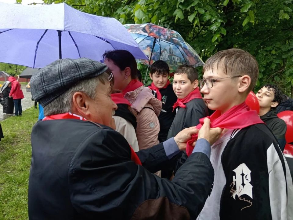 Всегда готов!. Сегодня, в 104-ю годовщину создания Всесоюзной пионерской организации им. В. И. Ленина, ее ряды пополнили более шестидесяти школьников Нальчика, сообщает корреспондент РИА «Кабардино-Балкария» Всегда готов!. Сегодня, в 104-ю годовщину создания Всесоюзной пионерской организации им. В. И. Ленина, ее ряды пополнили более шестидесяти школьников Нальчика, сообщает корреспондент РИА «Кабардино-Балкария»