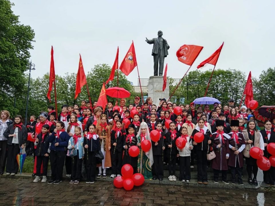 Всегда готов!. Сегодня, в 104-ю годовщину создания Всесоюзной пионерской организации им. В. И. Ленина, ее ряды пополнили более шестидесяти школьников Нальчика, сообщает корреспондент РИА «Кабардино-Балкария» Всегда готов!. Сегодня, в 104-ю годовщину создания Всесоюзной пионерской организации им. В. И. Ленина, ее ряды пополнили более шестидесяти школьников Нальчика, сообщает корреспондент РИА «Кабардино-Балкария»