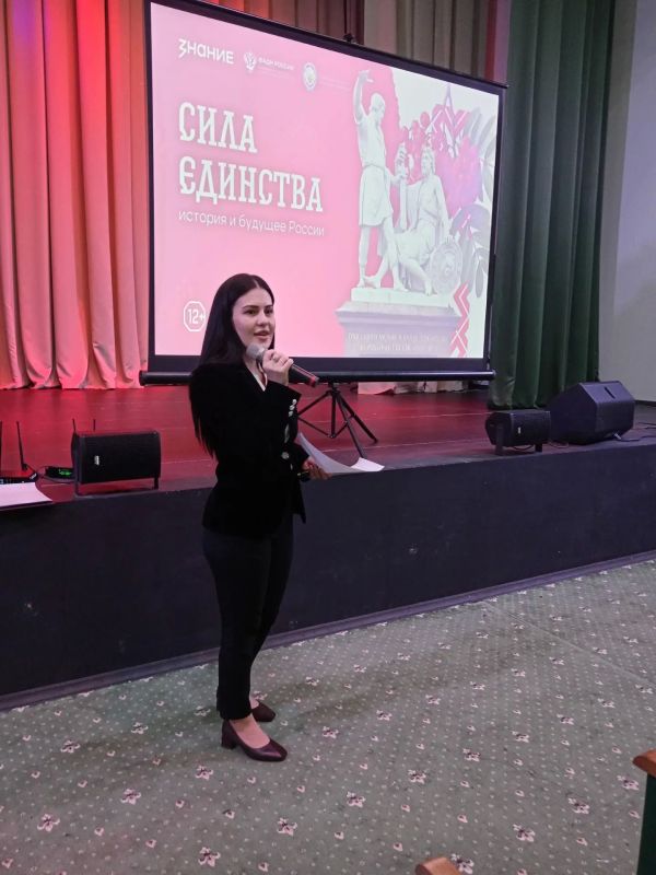 Сила единства. Сегодня в Центре культурного развития г. Нальчика прошла встреча школьников с преподавателем истории Республиканской многопрофильной гимназии, лектором российского общества "Знание" Ляны Канкуловой...