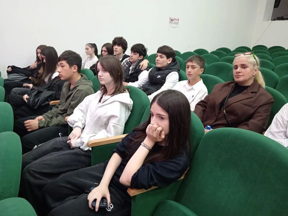 Сила единства. Сегодня в Центре культурного развития г. Нальчика прошла встреча школьников с преподавателем истории Республиканской многопрофильной гимназии, лектором российского общества "Знание" Ляны Канкуловой... Сила единства. Сегодня в Центре культурного развития г. Нальчика прошла встреча школьников с преподавателем истории Республиканской многопрофильной гимназии, лектором российского общества "Знание" Ляны Канкуловой...