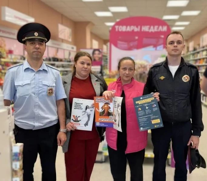Полицейские Майского района и общественники провели беседу с гражданами по предупреждению кибермошенничества Полицейские Майского района и общественники провели беседу с гражданами по предупреждению кибермошенничества