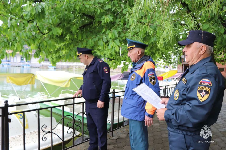 К началу купального сезона места организованного отдыха людей на воде должны соответствовать всем требованиям по обеспечению безопасности людей К началу купального сезона места организованного отдыха людей на воде должны соответствовать всем требованиям по обеспечению безопасности людей