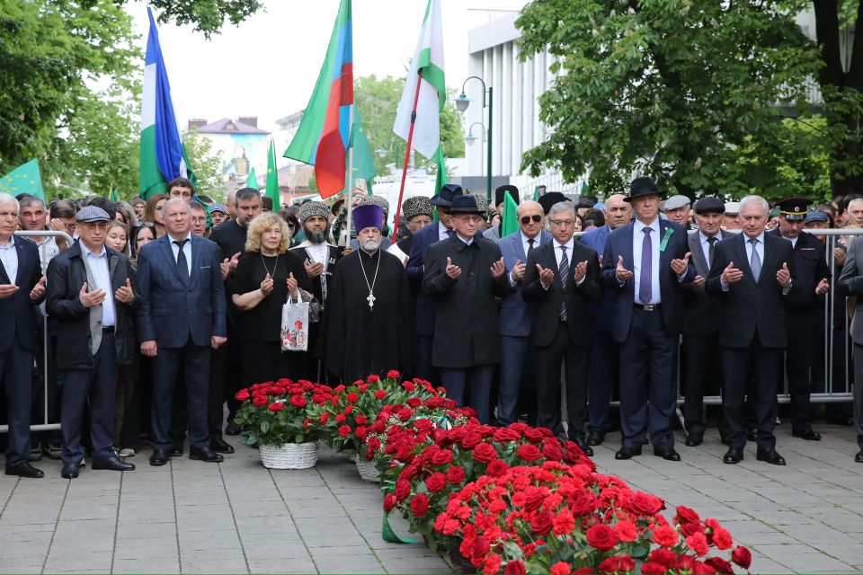Казбек Коков: В Нальчике сегодня жители и гости Кабардино-Балкарии почтили память жертв Кавказской войны Казбек Коков: В Нальчике сегодня жители и гости Кабардино-Балкарии почтили память жертв Кавказской войны