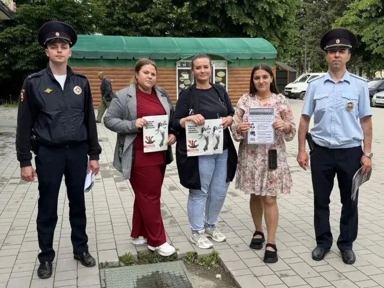 Полицейские Майского района и общественники провели беседу с гражданами по предупреждению кибермошенничества Полицейские Майского района и общественники провели беседу с гражданами по предупреждению кибермошенничества