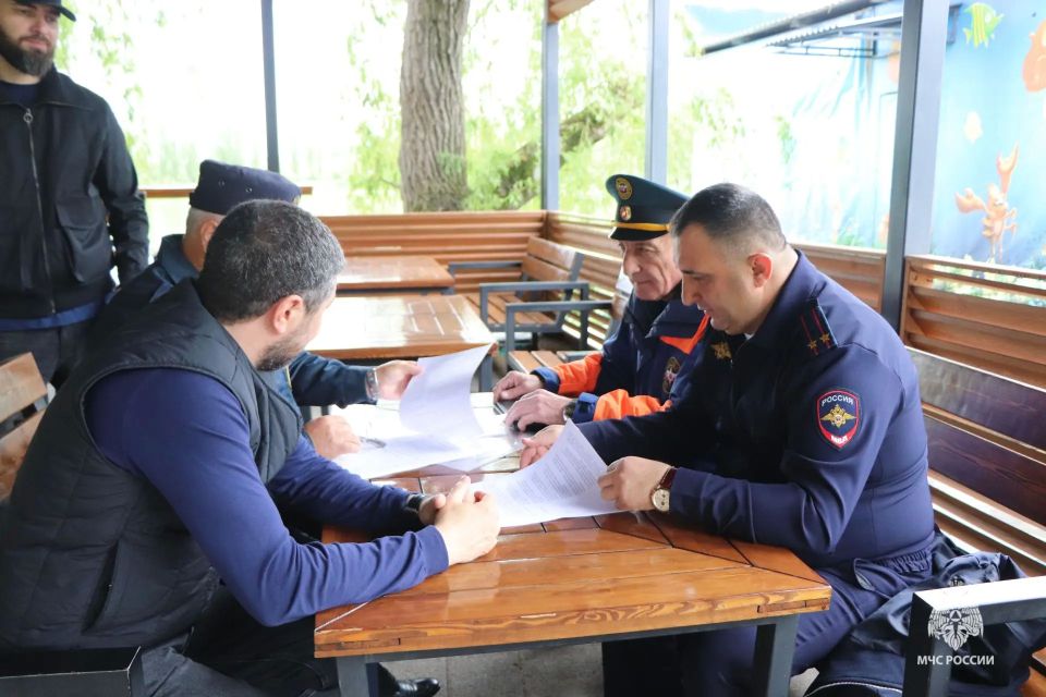 К началу купального сезона места организованного отдыха людей на воде должны соответствовать всем требованиям по обеспечению безопасности людей К началу купального сезона места организованного отдыха людей на воде должны соответствовать всем требованиям по обеспечению безопасности людей