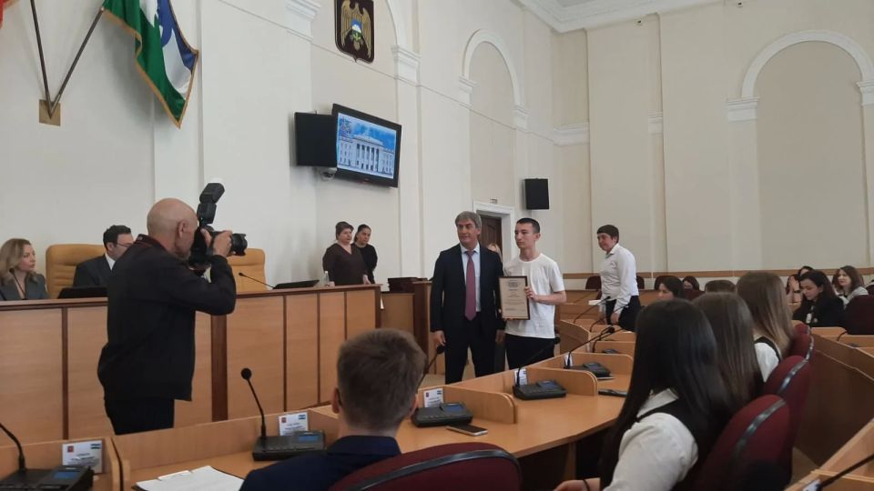 В Парламенте КБР награждают победителей и призёров конкурса "Моя законотворческая инициатива" среди молодёжи образовательных, научных и общественных организаций В Парламенте КБР награждают победителей и призёров конкурса "Моя законотворческая инициатива" среди молодёжи образовательных, научных и общественных организаций