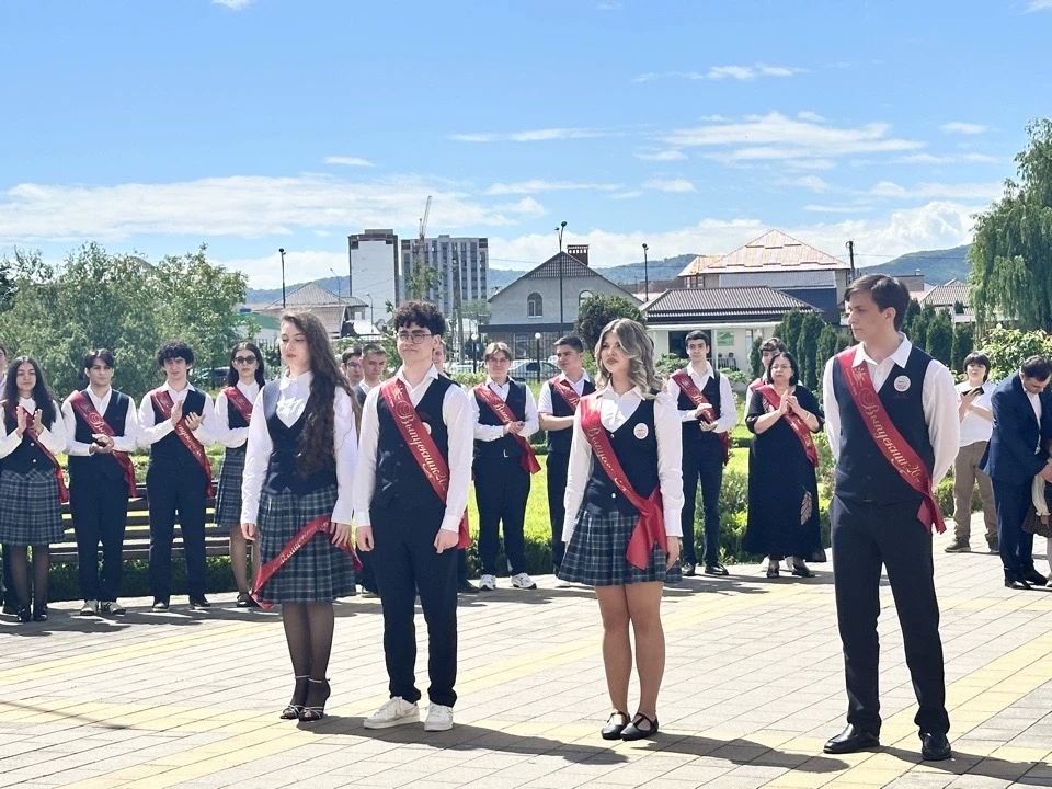 В добрый путь, выпускники! В добрый путь, выпускники!