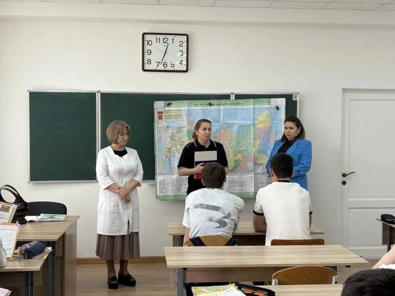 Полицейские Черекского района провели профилактические мероприятия со старшеклассниками Полицейские Черекского района провели профилактические мероприятия со старшеклассниками