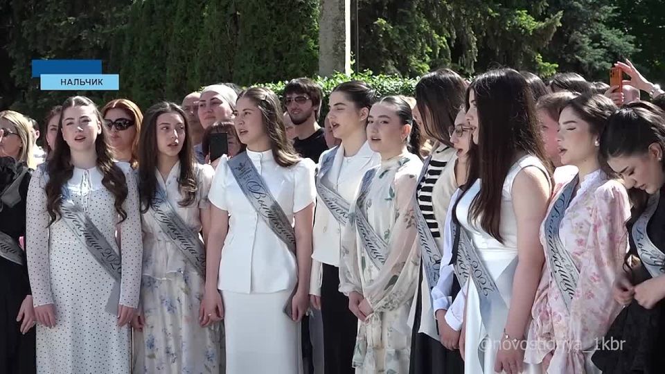 Прозвучал последний звонок и в четырнадцатой гимназии