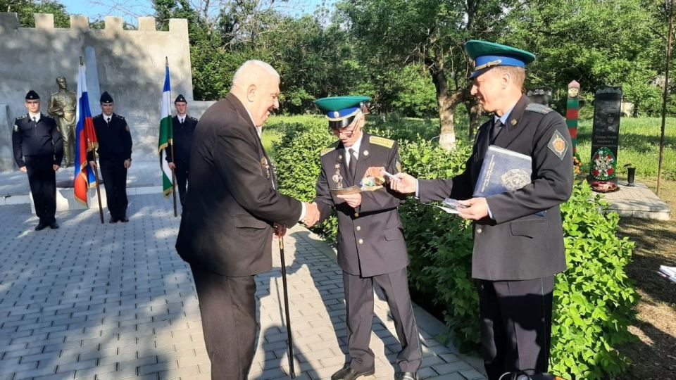 В преддверии Дня пограничника в Прохладном у памятника «Пограничникам всех поколений» проходит патриотическая акция «Боевой расчёт» В преддверии Дня пограничника в Прохладном у памятника «Пограничникам всех поколений» проходит патриотическая акция «Боевой расчёт»