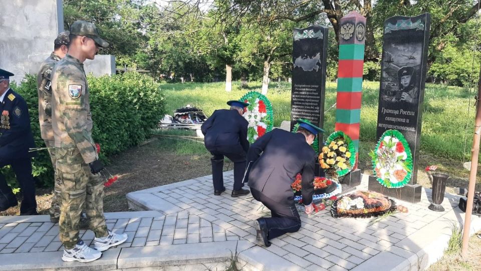 В преддверии Дня пограничника в Прохладном у памятника «Пограничникам всех поколений» проходит патриотическая акция «Боевой расчёт» В преддверии Дня пограничника в Прохладном у памятника «Пограничникам всех поколений» проходит патриотическая акция «Боевой расчёт»