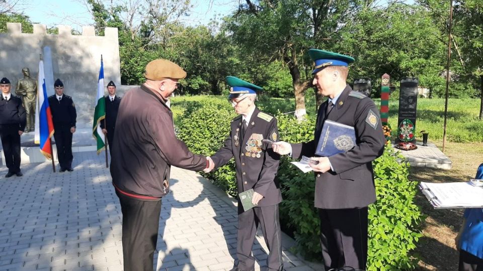 В преддверии Дня пограничника в Прохладном у памятника «Пограничникам всех поколений» проходит патриотическая акция «Боевой расчёт» В преддверии Дня пограничника в Прохладном у памятника «Пограничникам всех поколений» проходит патриотическая акция «Боевой расчёт»