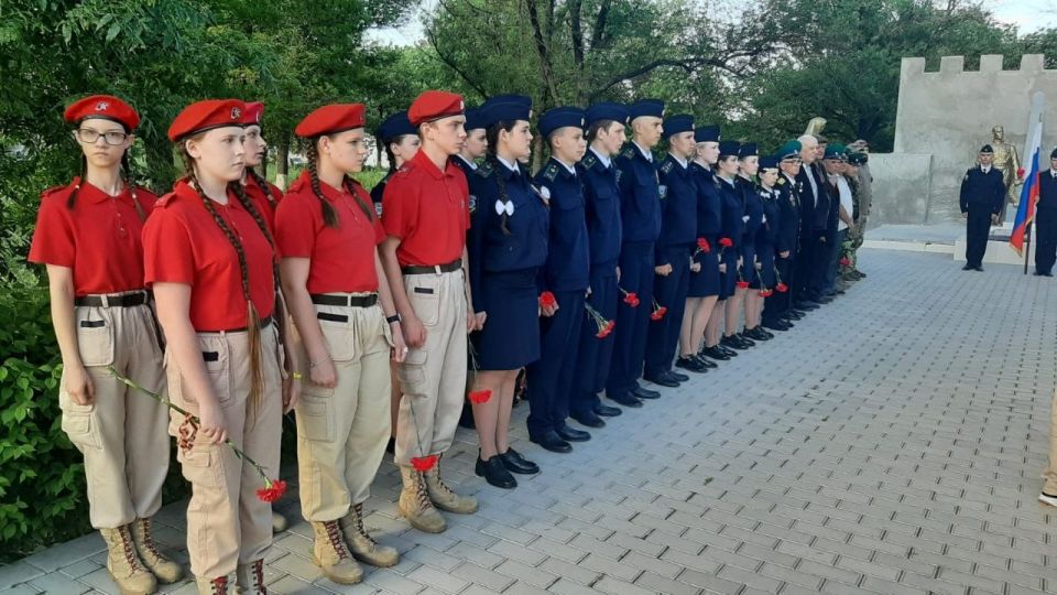 В преддверии Дня пограничника в Прохладном у памятника «Пограничникам всех поколений» проходит патриотическая акция «Боевой расчёт» В преддверии Дня пограничника в Прохладном у памятника «Пограничникам всех поколений» проходит патриотическая акция «Боевой расчёт»