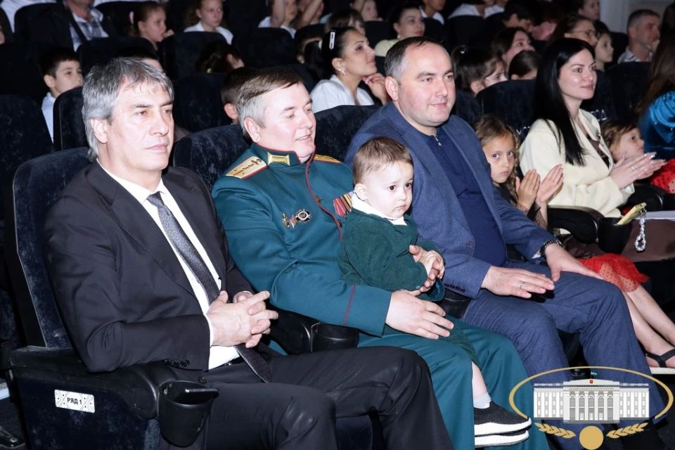 Международный день защиты детей в Доме молодёжи отметили большим анимационно-концертным шоу, дав старт масштабной республиканской программе "Лето - детям!" Международный день защиты детей в Доме молодёжи отметили большим анимационно-концертным шоу, дав старт масштабной республиканской программе "Лето - детям!"