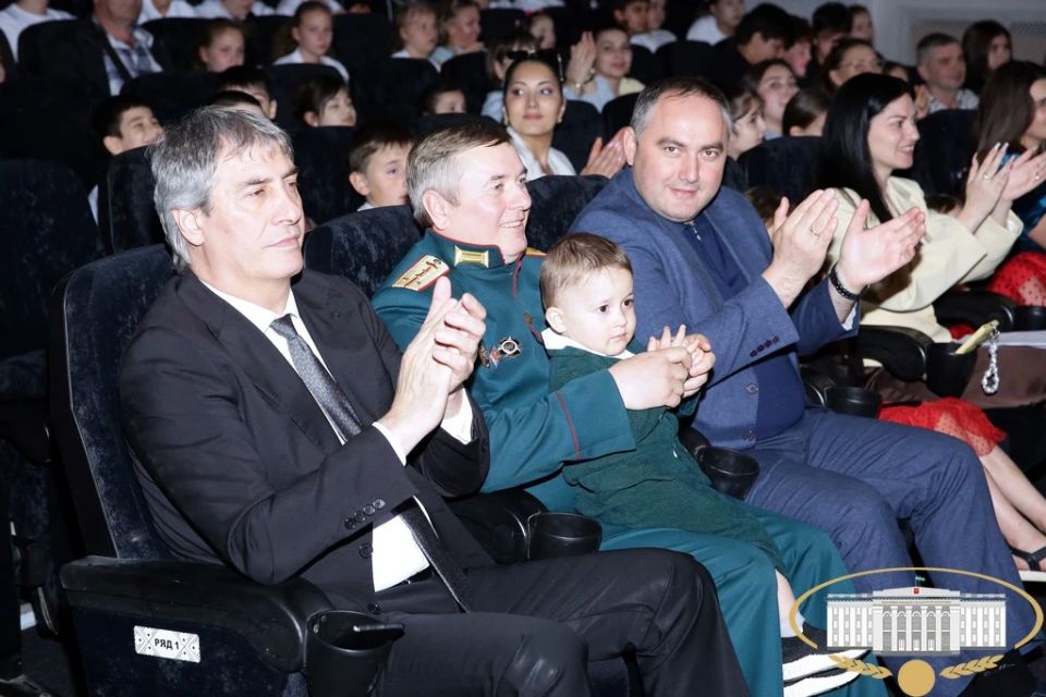 Международный день защиты детей в Доме молодёжи отметили большим анимационно-концертным шоу, дав старт масштабной республиканской программе "Лето - детям!" Международный день защиты детей в Доме молодёжи отметили большим анимационно-концертным шоу, дав старт масштабной республиканской программе "Лето - детям!"
