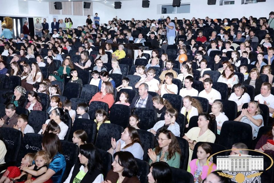 Международный день защиты детей в Доме молодёжи отметили большим анимационно-концертным шоу, дав старт масштабной республиканской программе "Лето - детям!" Международный день защиты детей в Доме молодёжи отметили большим анимационно-концертным шоу, дав старт масштабной республиканской программе "Лето - детям!"