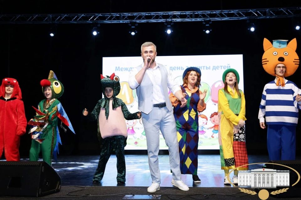 Международный день защиты детей в Доме молодёжи отметили большим анимационно-концертным шоу, дав старт масштабной республиканской программе "Лето - детям!" Международный день защиты детей в Доме молодёжи отметили большим анимационно-концертным шоу, дав старт масштабной республиканской программе "Лето - детям!"