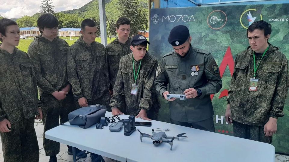 В Нальчике проходит открытие военно-патриотического молодёжного лагеря "Авангард" В Нальчике проходит открытие военно-патриотического молодёжного лагеря "Авангард"