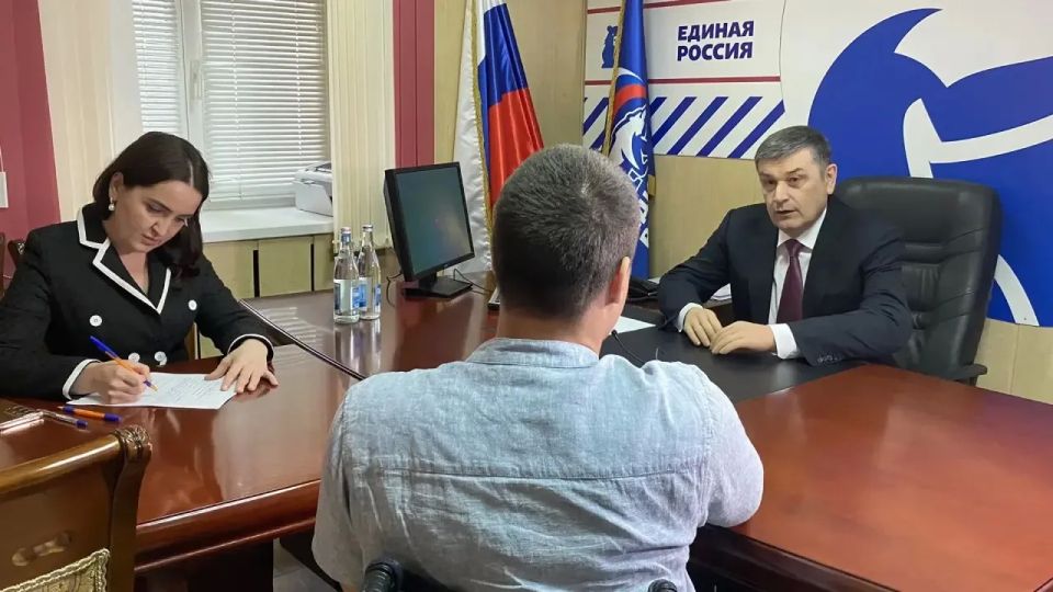 Прямо сейчас депутат Государственной Думы Адальби Шхагошев проводит в Нальчике прием граждан по личным обращениям