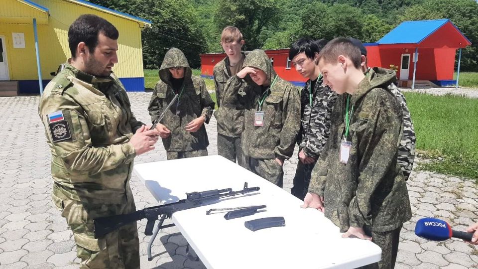 В Нальчике проходит открытие военно-патриотического молодёжного лагеря "Авангард" В Нальчике проходит открытие военно-патриотического молодёжного лагеря "Авангард"