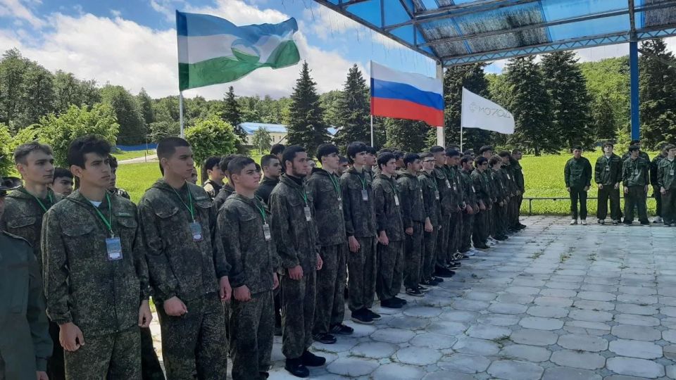 В Нальчике проходит открытие военно-патриотического молодёжного лагеря "Авангард" В Нальчике проходит открытие военно-патриотического молодёжного лагеря "Авангард"