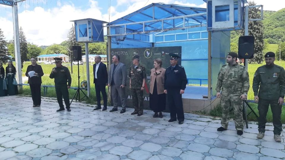 В Нальчике проходит открытие военно-патриотического молодёжного лагеря "Авангард" В Нальчике проходит открытие военно-патриотического молодёжного лагеря "Авангард"