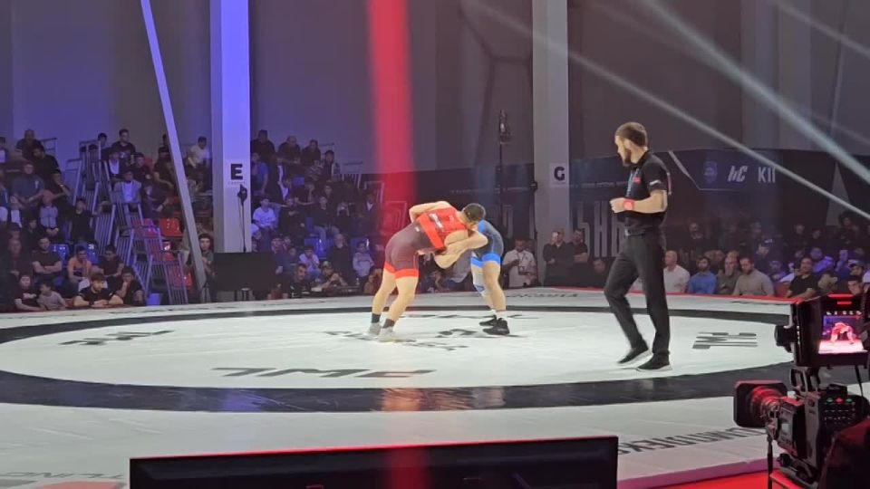 На ковре чемпион Европы Курбан Шираев (Россия) и Орозобек Токтомамбетов из Кыргызстана