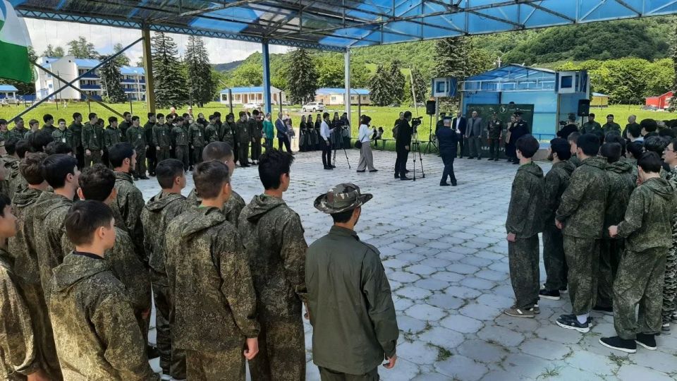 В Нальчике проходит открытие военно-патриотического молодёжного лагеря "Авангард" В Нальчике проходит открытие военно-патриотического молодёжного лагеря "Авангард"