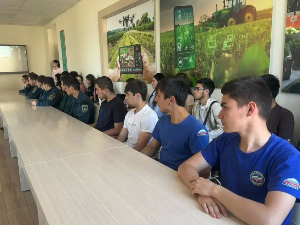 Полицейские Урванского района провели встречу со студентами по вопросам противодействия экстремизму и терроризму Полицейские Урванского района провели встречу со студентами по вопросам противодействия экстремизму и терроризму