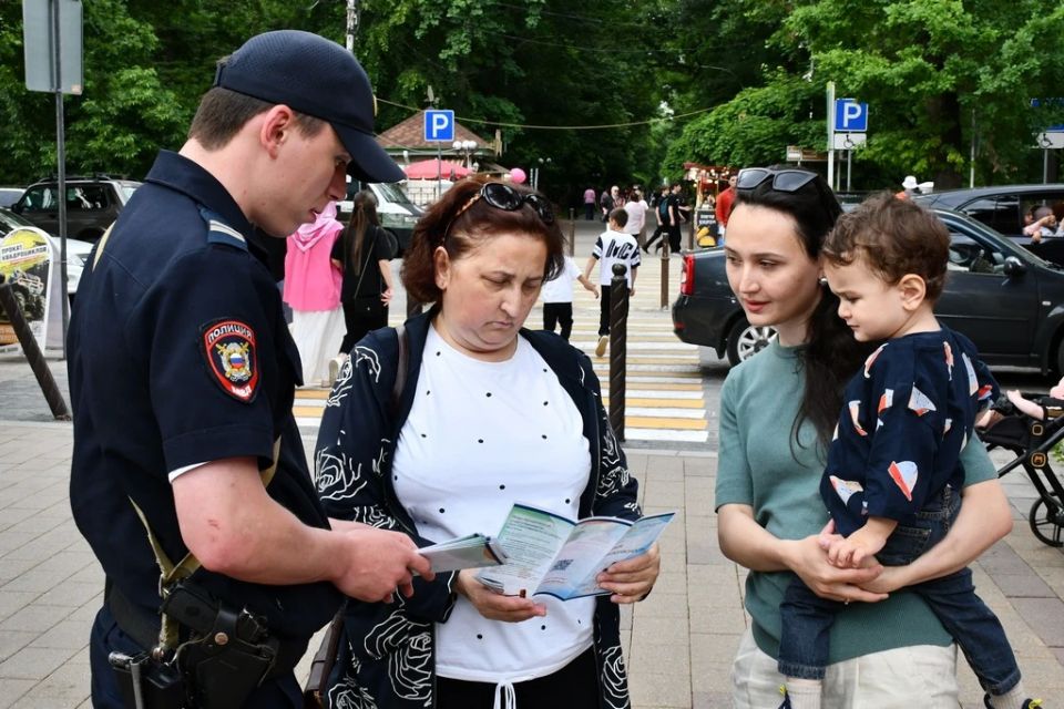 Атажукинский парк стал площадкой для диалога о детской безопасности летом Атажукинский парк стал площадкой для диалога о детской безопасности летом