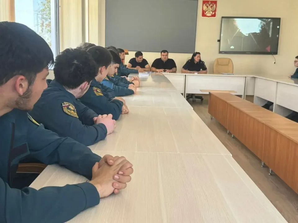 Полицейские Урванского района провели встречу со студентами по вопросам противодействия экстремизму и терроризму Полицейские Урванского района провели встречу со студентами по вопросам противодействия экстремизму и терроризму