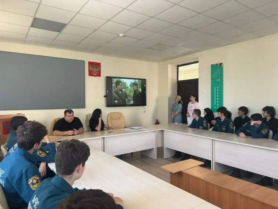 Полицейские Урванского района провели встречу со студентами по вопросам противодействия экстремизму и терроризму Полицейские Урванского района провели встречу со студентами по вопросам противодействия экстремизму и терроризму