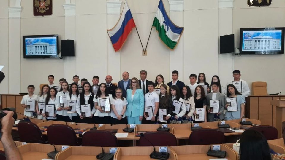 В Парламенте КБР проходит церемония вручения паспортов гражданина Российской Федерации учащимся общеобразовательных учреждений республики В Парламенте КБР проходит церемония вручения паспортов гражданина Российской Федерации учащимся общеобразовательных учреждений республики