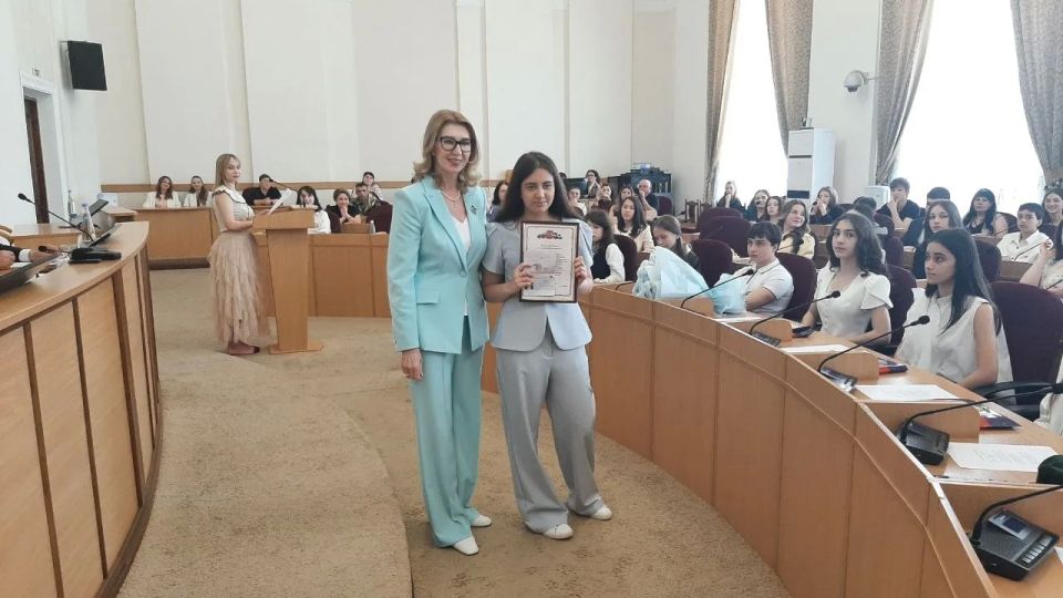 В Парламенте КБР проходит церемония вручения паспортов гражданина Российской Федерации учащимся общеобразовательных учреждений республики В Парламенте КБР проходит церемония вручения паспортов гражданина Российской Федерации учащимся общеобразовательных учреждений республики