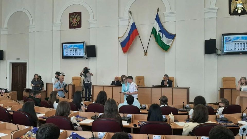 В Парламенте КБР проходит церемония вручения паспортов гражданина Российской Федерации учащимся общеобразовательных учреждений республики В Парламенте КБР проходит церемония вручения паспортов гражданина Российской Федерации учащимся общеобразовательных учреждений республики