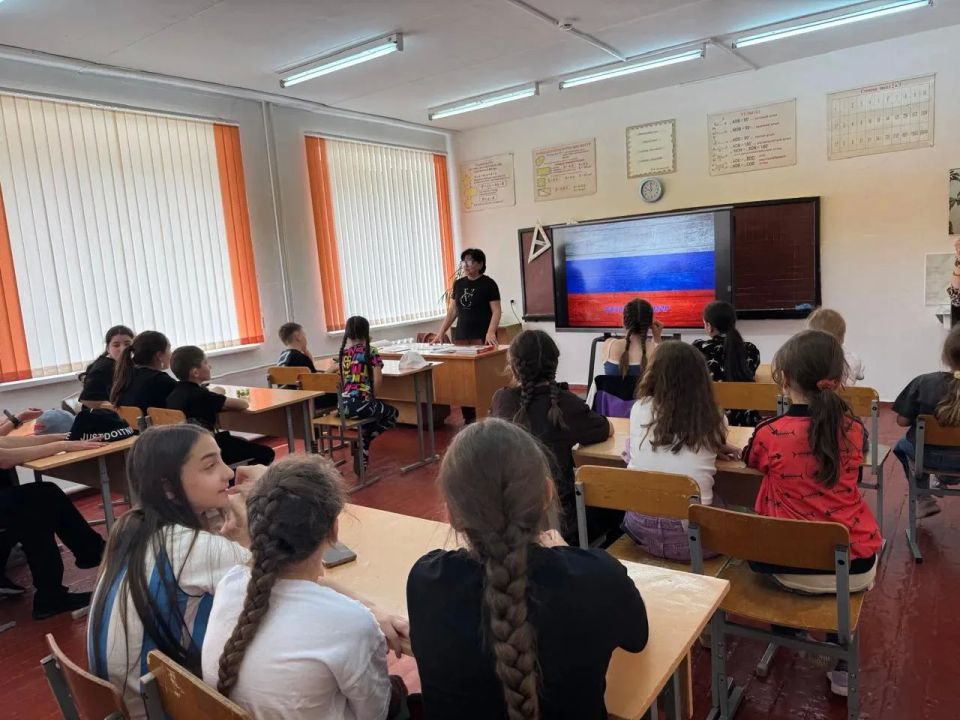 Сотрудники Республиканской юношеской библиотеки им. К. Мечиева провели в «Санаторно-лесной школе №1» урок российской истории «Отечество моё - Россия», посвященный Дню России Сотрудники Республиканской юношеской библиотеки им. К. Мечиева провели в «Санаторно-лесной школе №1» урок российской истории «Отечество моё - Россия», посвященный Дню России