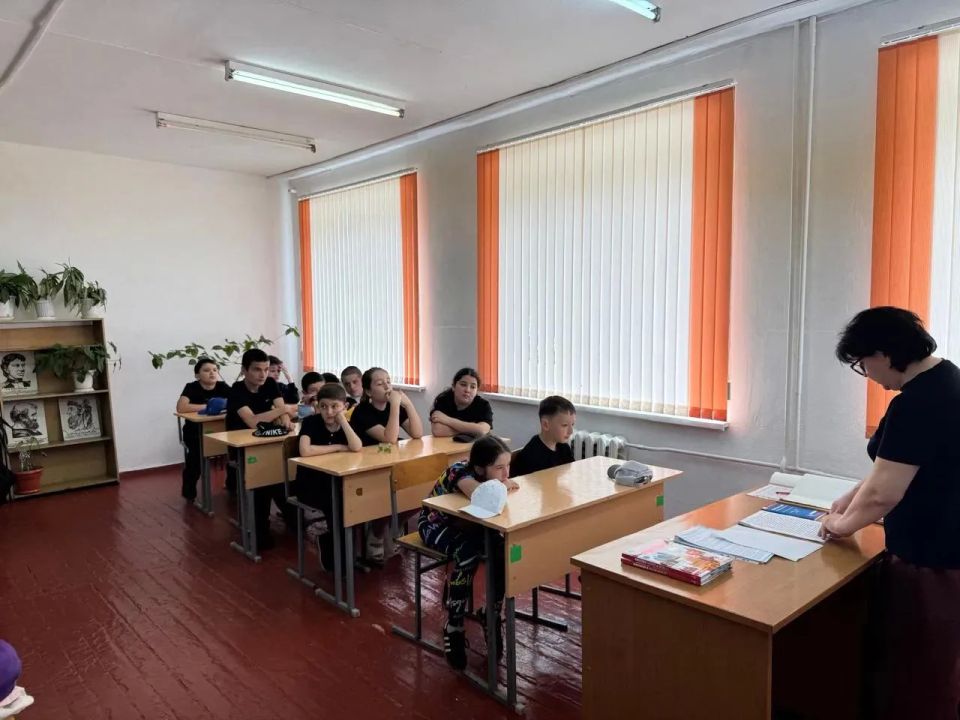 Сотрудники Республиканской юношеской библиотеки им. К. Мечиева провели в «Санаторно-лесной школе №1» урок российской истории «Отечество моё - Россия», посвященный Дню России Сотрудники Республиканской юношеской библиотеки им. К. Мечиева провели в «Санаторно-лесной школе №1» урок российской истории «Отечество моё - Россия», посвященный Дню России