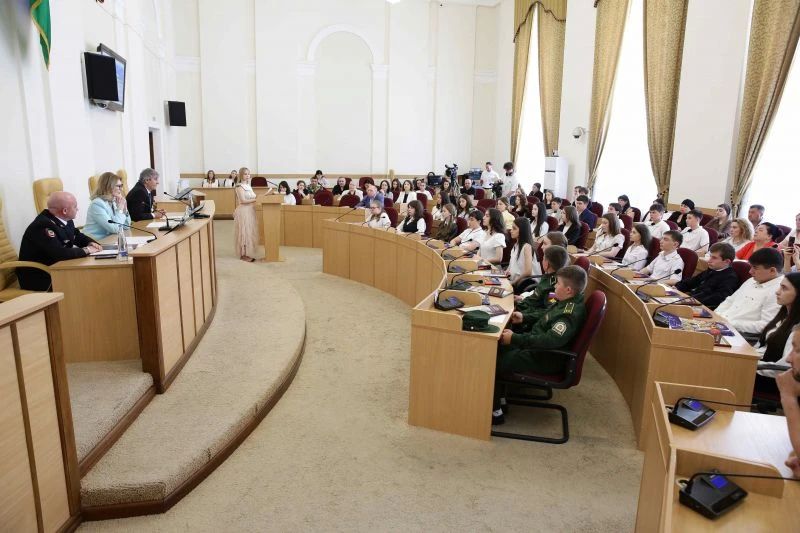 Начальник УВМ МВД Кабардино-Балкарии принял участие в торжественном вручении паспортов юным гражданам республики Начальник УВМ МВД Кабардино-Балкарии принял участие в торжественном вручении паспортов юным гражданам республики