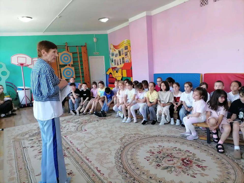 Сотрудники Кабардино-Балкарского музея ИЗО им. А.Л. Ткаченко Е. Жантудуева и Н. Леонтьева провели выставочные образовательные мероприятия для младших школьников, отдыхающих в летнем лагере прогимназии № 41 г. Нальчика. Им... Сотрудники Кабардино-Балкарского музея ИЗО им. А.Л. Ткаченко Е. Жантудуева и Н. Леонтьева провели выставочные образовательные мероприятия для младших школьников, отдыхающих в летнем лагере прогимназии № 41 г. Нальчика. Им...