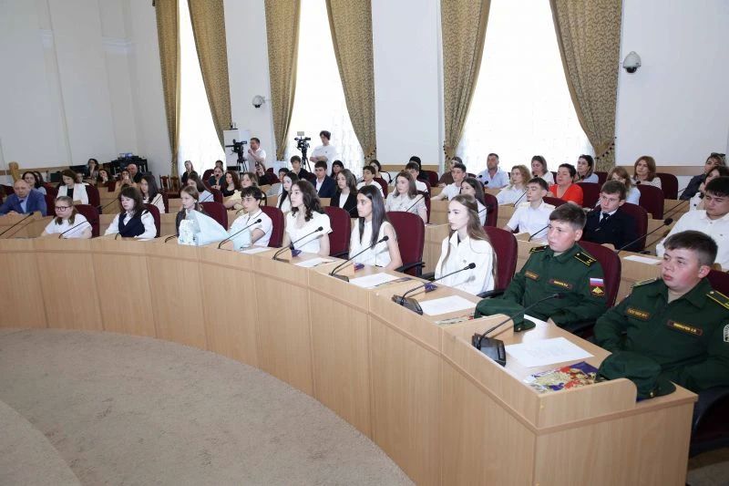Начальник УВМ МВД Кабардино-Балкарии принял участие в торжественном вручении паспортов юным гражданам республики Начальник УВМ МВД Кабардино-Балкарии принял участие в торжественном вручении паспортов юным гражданам республики