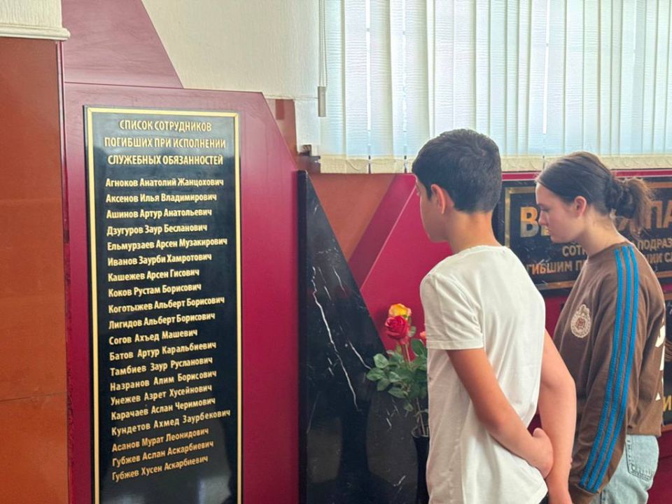 Воспитанники реабилитационного центра с экскурсией посетили здание Управления Госавтоинспекции МВД по Кабардино-Балкарской Республике Воспитанники реабилитационного центра с экскурсией посетили здание Управления Госавтоинспекции МВД по Кабардино-Балкарской Республике