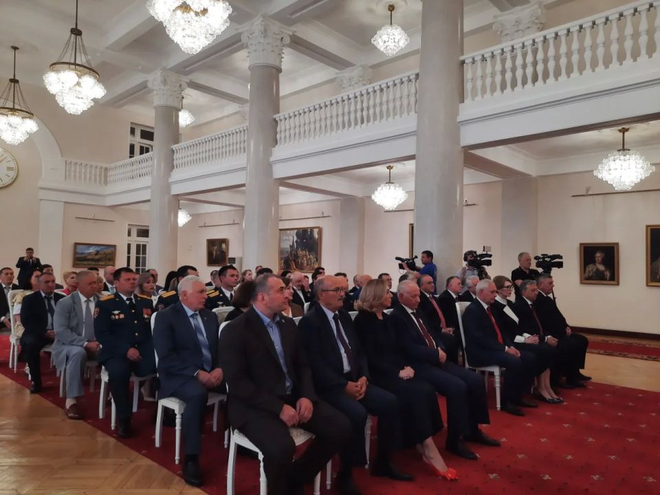 Сегодня 12 июня - День России Сегодня 12 июня - День России
