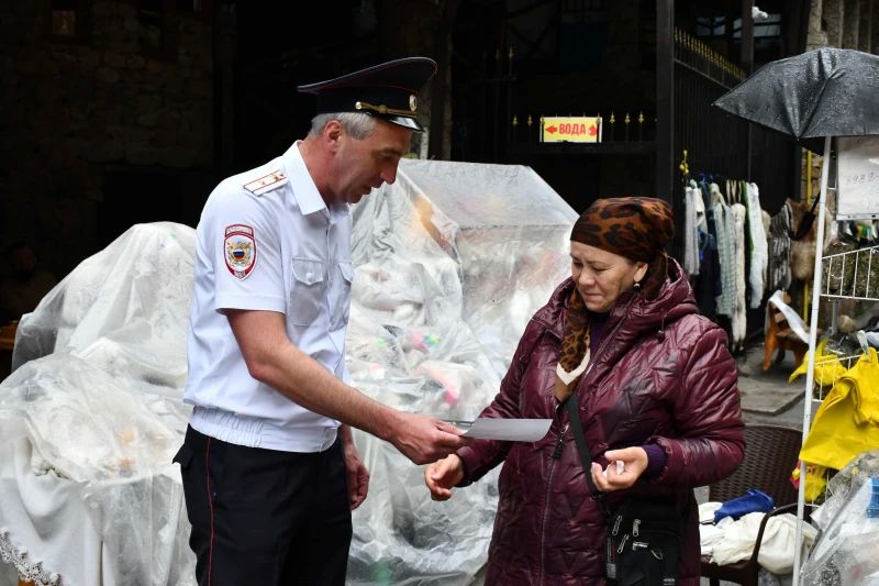 В Чегемском районе полицейские усилили бдительность туристов и местных жителей против мошенников В Чегемском районе полицейские усилили бдительность туристов и местных жителей против мошенников